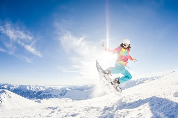 Chica divirtiéndose en su snowboard — Foto de Stock