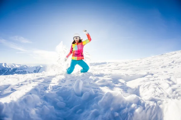 Menina se divertindo em seu snowboard — Fotografia de Stock