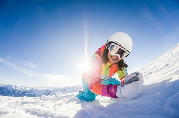 Menina snowboarder tendo algum descanso — Fotografia de Stock