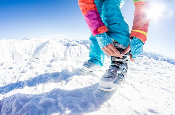 Esquiador feminino fixando suas botas Imagens De Bancos De Imagens Sem Royalties
