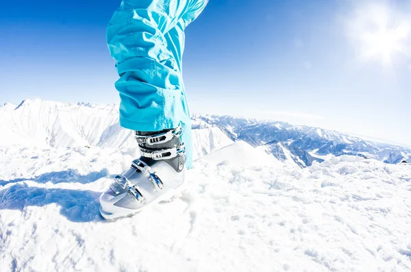 Modèle féminin posant ses bottes de ski Images De Stock Libres De Droits