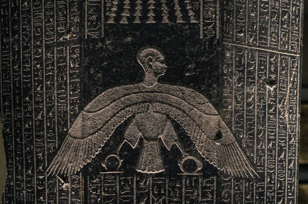 Oude Egyptische schrijven, alien-achtige figuur — Stockfoto