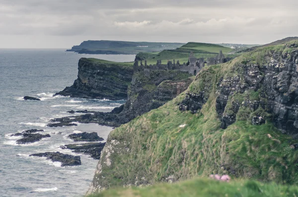 Средневековый замок на берегу моря, Ирландия — стоковое фото
