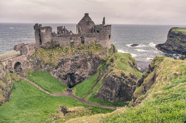 Medeltida slott vid havet, Irland — Stockfoto