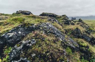 r ile engebeli arazi