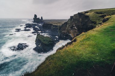 Londrangar, İzlanda fırtınalı denizde
