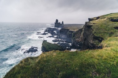 Londrangar, İzlanda fırtınalı denizde
