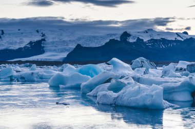 İzlanda 'da buz gölü