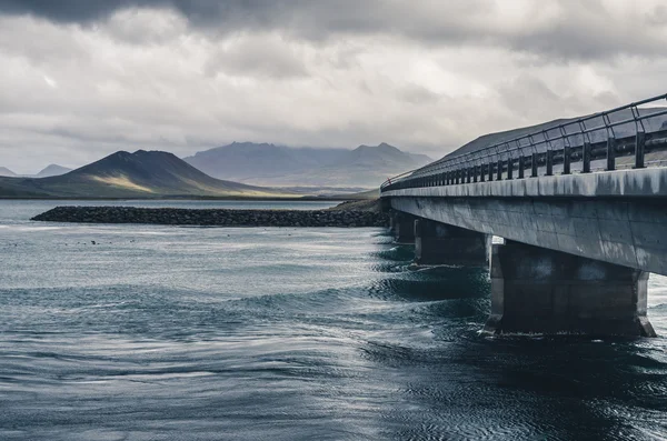Bro över oroliga vatten — Stockfoto