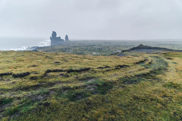 Geweldige rots vorming, Londrangar, Snaefellsness schiereiland, IJsland — Stockfoto