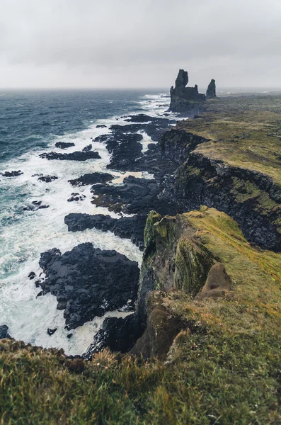 Viharos tengeren Londrangar, Izland — Stock Fotó