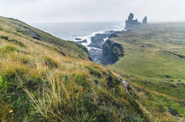 Бурхливому морі в Londrangar, Ісландія — стокове фото