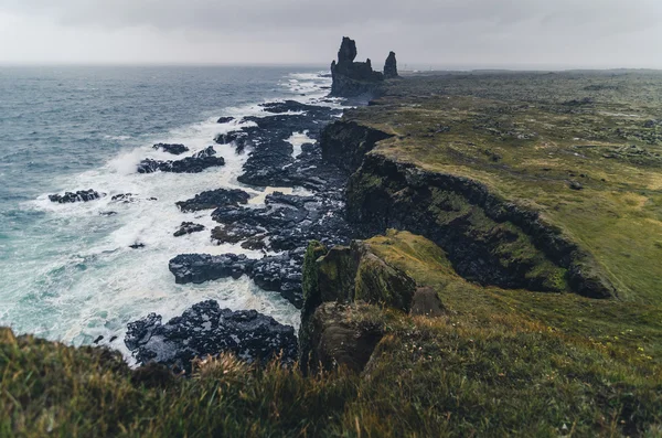 在 Londrangar，冰岛惊涛骇浪 — 图库照片