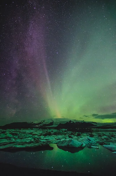 Luzes do norte sobre a lagoa de gelo — Fotografia de Stock