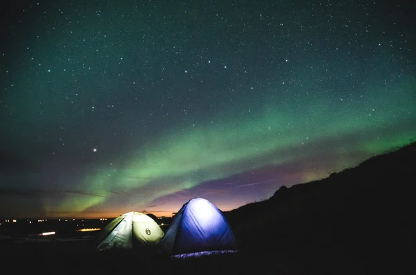 Camper sous les aurores boréales — Photo