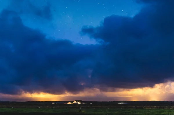 Haus unter schweren Wolken und Nordlichtern — Stockfoto