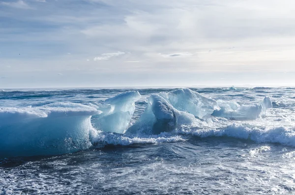 Buz parçaları ile siyah beach — Stok fotoğraf