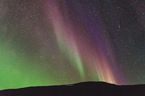 Coloridas luces del norte sobre el horizonte —  Fotos de Stock