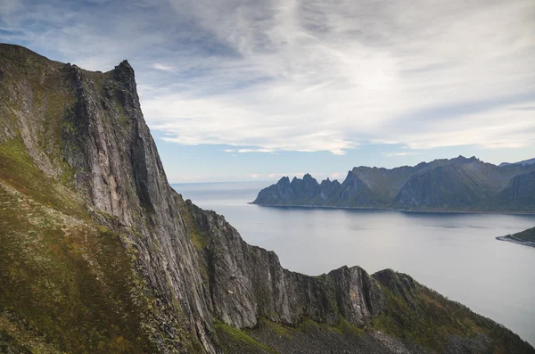 Dağ aralığı Senja Adası, Norveç — Stok fotoğraf