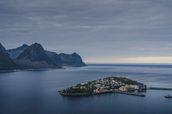 Husoyn pikkukaupunki, Senja Norja — kuvapankkivalokuva