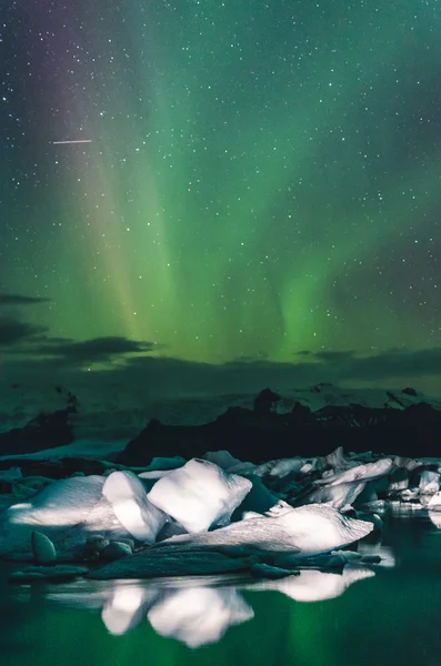 Zorza polarna na lodzie lagunę, Islandia — Zdjęcie stockowe