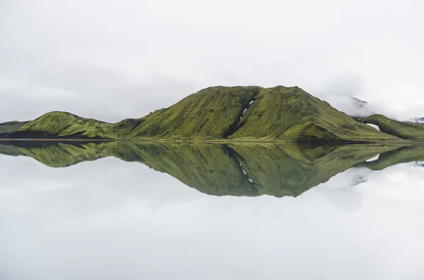 Bergkette spiegelt sich in einem See — Stockfoto