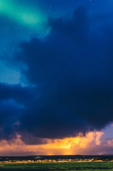 무거운 구름 및 오로라 하우스 — 스톡 사진