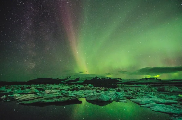 얼음 연못, 아이슬란드 위에 오로라 — 스톡 사진