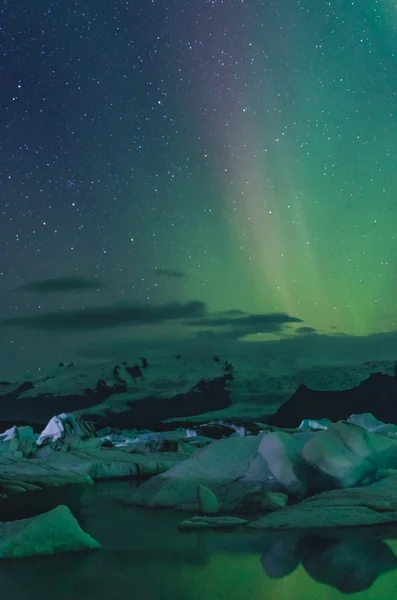 Nordlichter über der Eislagune, Island — Stockfoto