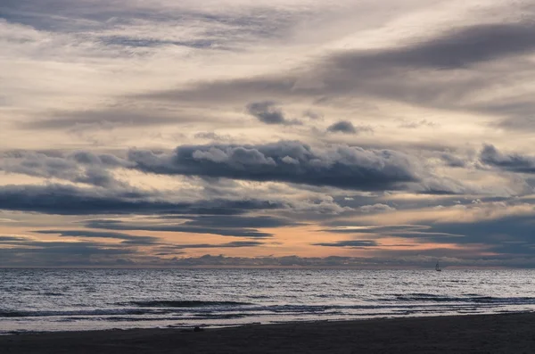 Schwerer Sonnenuntergang über dem Meer — Stockfoto
