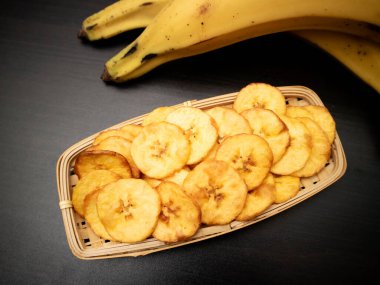 Arka planda muz cipsi. Lezzetli sağlıklı atıştırmalık.