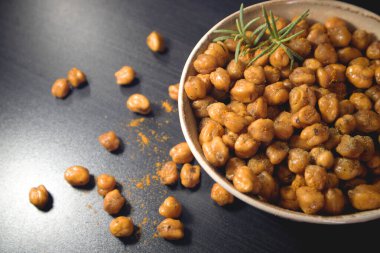 Kırmızı biberli kızarmış nohut..