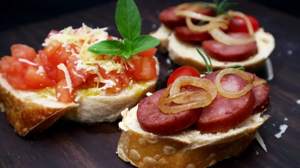 Bruschetta Pomidorami Bazylia Ser Parmezan Kalabrycznym Salsage Wędzone — Zdjęcie stockowe