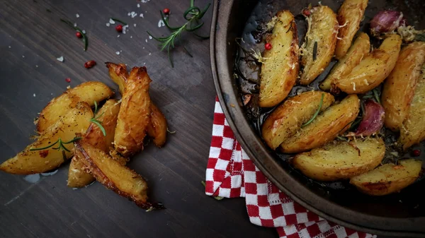 Rustik Potatis Mörk Trä Bakgrund — Stockfoto