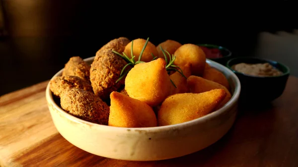 Snacks Tradicionales Brasileños Coxinha Quibe Sobre Fondo Oscuro Madera Enfoque —  Fotos de Stock