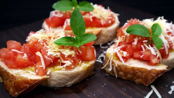 토마토 바질과 파르마 치즈를 곁들인 체타입니다 토스트에 토마토는 선택적 초점을 — 스톡 사진