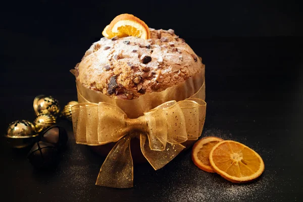 Panettone Gourmet Zwarte Achtergrond Traditioneel Kerstcadeau Fruitcake Met Sinaasappelen — Stockfoto