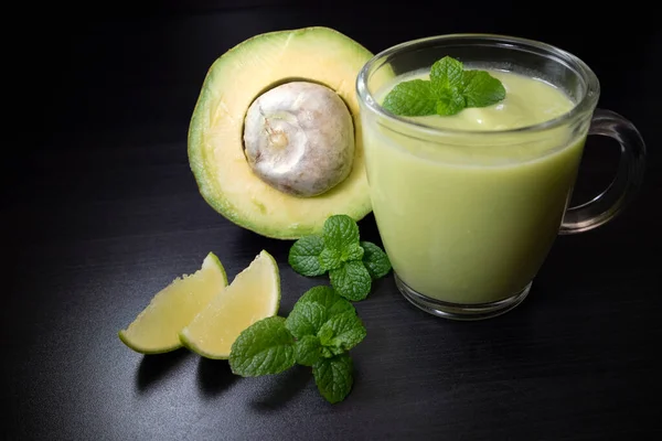 Avocado Smoothie Met Limoen Munt Zwarte Achtergrond — Stockfoto
