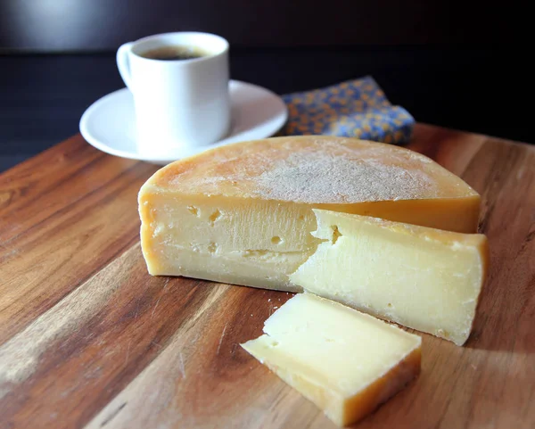 Queijo Canastra Queijo Totalmente Curado Feito Leite Cru Fundo Madeira — Fotografia de Stock