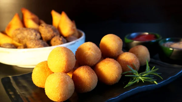 Lanche Brasileiro Bolinha Queijo Bolas Fritas Recheadas Com Queijo Sobre Imagem De Stock