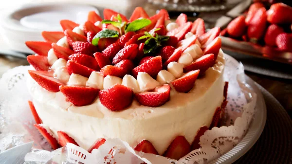 Gâteau Aux Fraises Avec Crème Fouettée Vanille Concentration Sélective Image En Vente