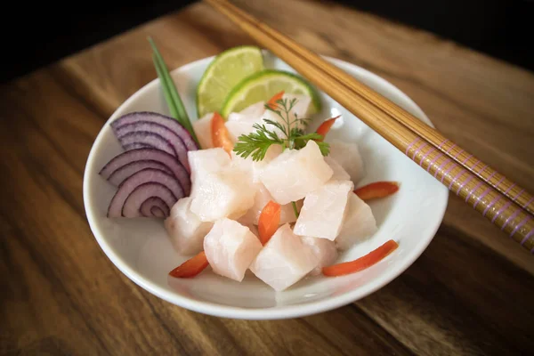 Ceviche Båge Trä Bakgrund Fisk Med Lök Lime Och Röd Stockbild