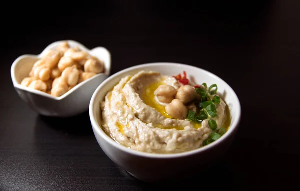 Hummus Kikkererwt Zwarte Achtergrond Selectieve Focus Stockfoto