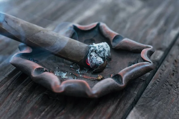 Gjutning Rökning Cigarr Bakgrunden Askkopp — Stockfoto