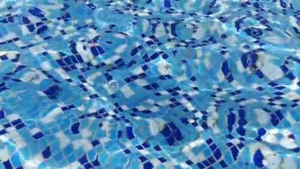 用彩色瓷砖拼成的小方块在透明水面上的小波纹下进行拼接 慢动作视频 — 图库视频影像