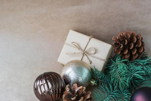 성탄절 장난감 침엽수 원추체와 수공예 종이에 포장된 채찍으로 — 스톡 사진