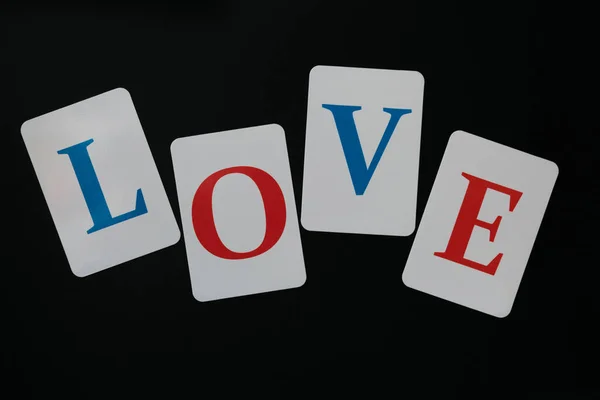 Слово Любовь Состоит Букв Синего Красного Цвета Белых Карточках Выложенных — стоковое фото