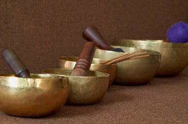 Kumaş arka planda Tibet şarkı kaseleri - meditasyon, rahatlama, yoga, masaj, ses iyileştirme araçları