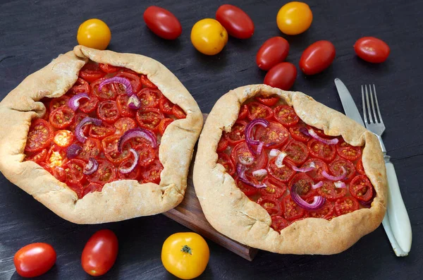 Tartas Tomate Con Aros Cebolla Tablero Madera Decorado Con Varios — Foto de Stock