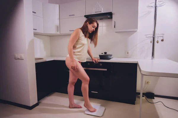 全裸年轻女子在家做围裙做饭的特写镜头. — 图库照片